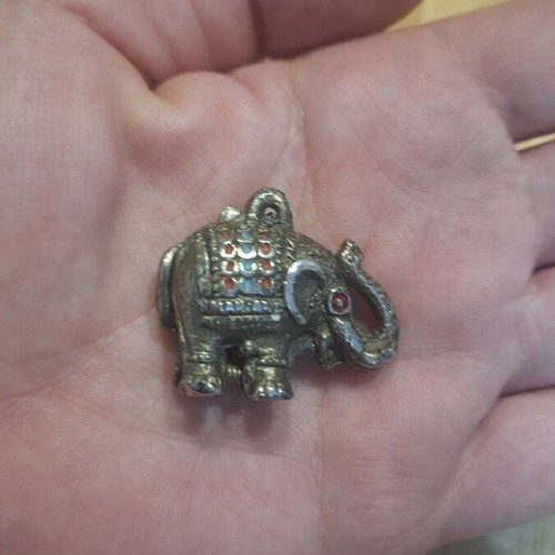Vintage charm elephant pendant like new, silver color