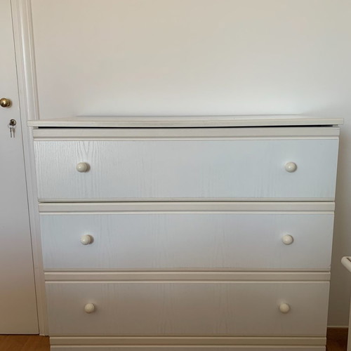 White chest of drawers used in excellent condition