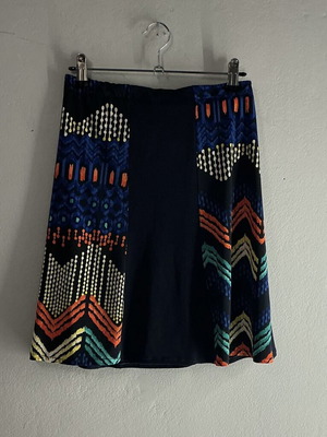 Skirt with colorful patterns, elastic waist, like new, size S