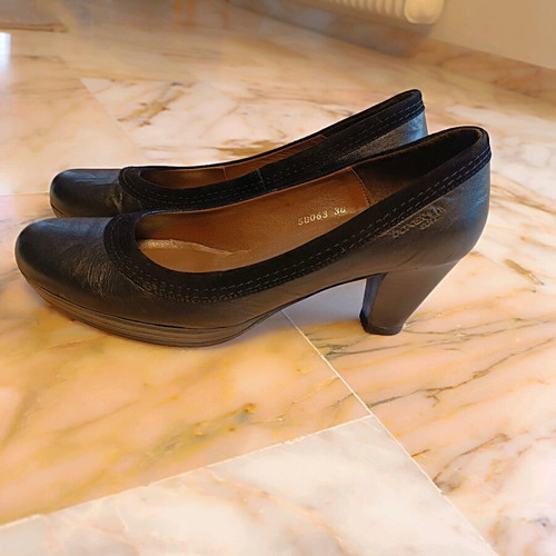 Boxer leather pump black, like new, size 38, low heel