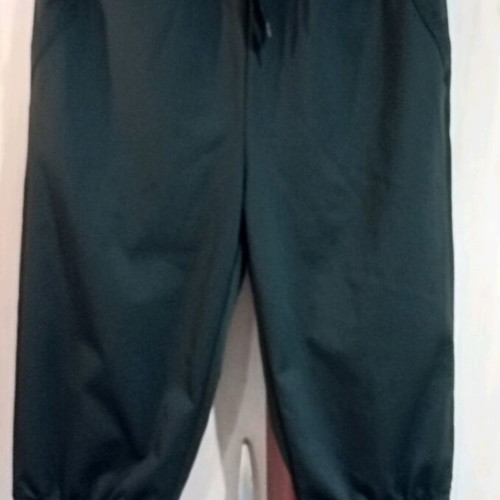 Capri pants black like new with pockets and elastic waist