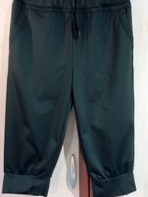 Capri pants black like new with pockets and elastic waist