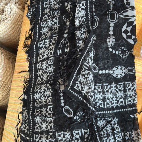 Scarves and pareos like new from various brands including H&M and Accessorize