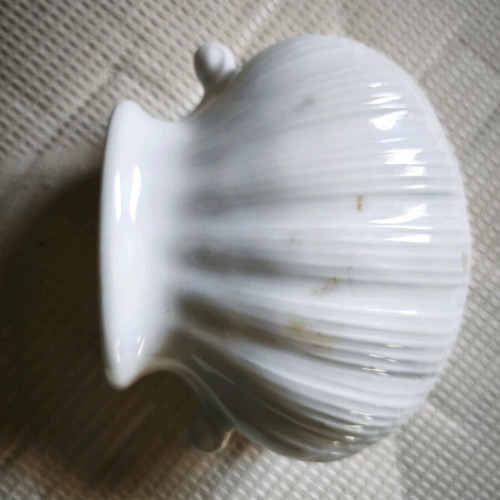 Napkin holder in clam shape white like new