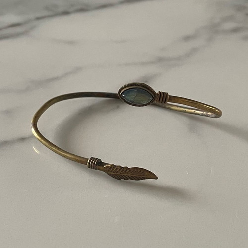 Handmade women's bracelet used with semi-precious stone