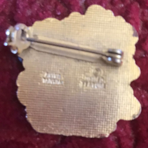 Snoopy pin like new