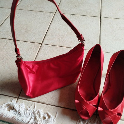 Set of size 40 pumps and satin bag like new, red