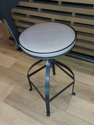 Μεταλλικό σκαμπό μπαρ με βίδα και δερματίνη σαν καινούργιο