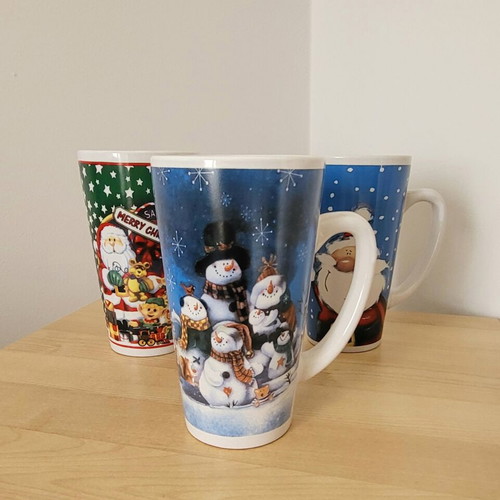 Set of 7 used Christmas mugs in two sizes