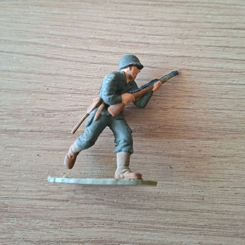 Vintage plastic military toy soldiers used, scale 1:32