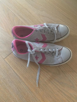 Converse Kids Sneakers Gray with Pink used, star design