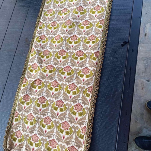 Table runner like new