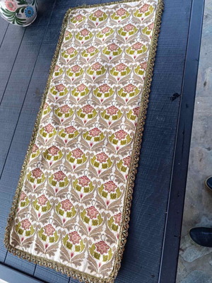 Table runner like new