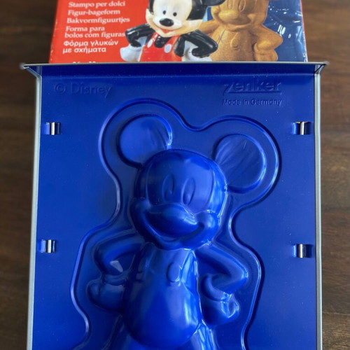Disney Mickey cake mold like new for kids
