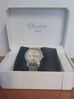 Passion watch used, missing one zircon