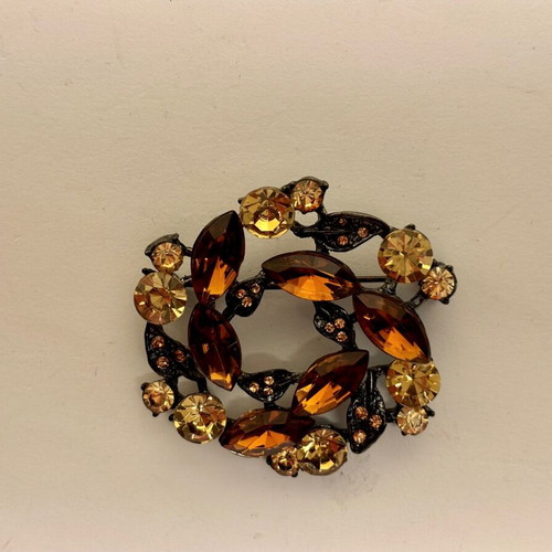 Round vintage pin used in excellent condition