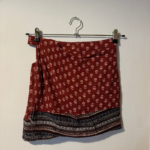 Pull&Bear short patterned skirt like new, red and brown