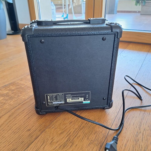 Washburn G-10 guitar amplifier used, good condition