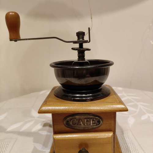 Vintage manual coffee grinder like new, wooden base