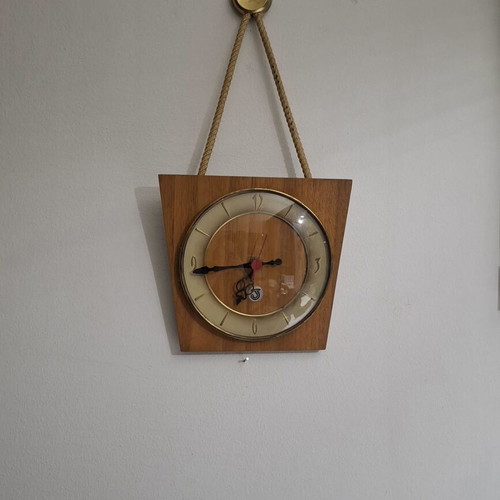 Mid-Century Modern wall clock like new with rope and wood