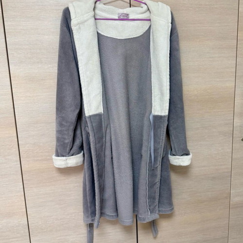 Fleece hooded warm bathrobe with pockets, Cool brand