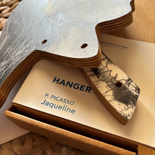 Hanger with Pablo Picasso artwork Buste au corsage à carreaux new
