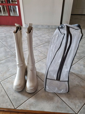 Women's boots like new, size 39, with free case