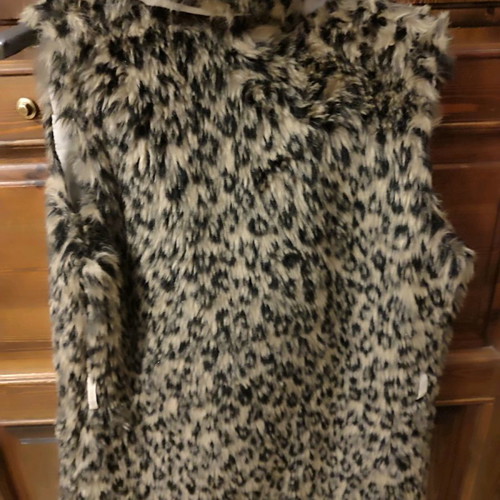 Leopard synthetic fur vest used, slim fit