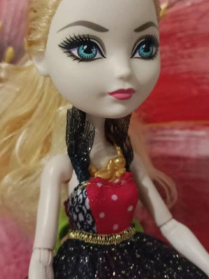 Ever After High Apple White Mirror Beach doll like new, near complete