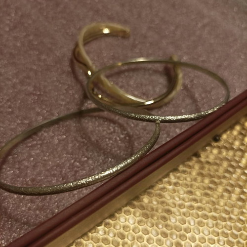 Set of 3 bangle bracelets with 2 bonus bracelets