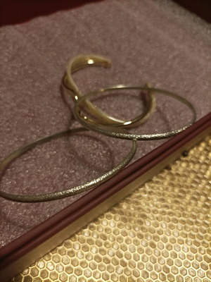 Set of 3 bangle bracelets with 2 bonus bracelets