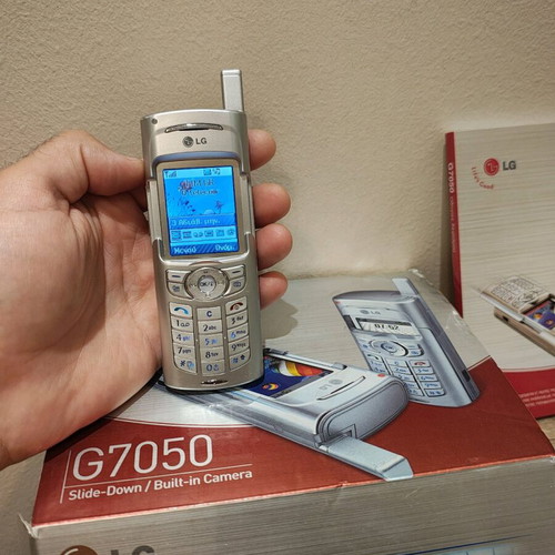 LG G7050 used with box, charger and papers