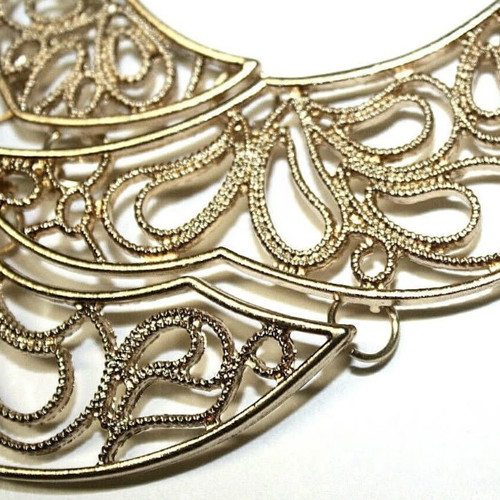 Statement necklace new with elegant cutout design