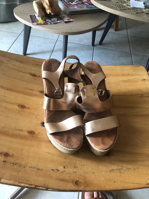 Women Leather Platform Sandals like new, beige, size 40