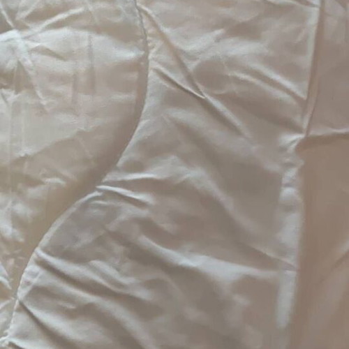 Single thick quilt like new, warm and lightweight filling