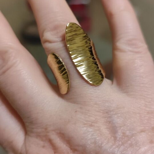 Impressive embossed ring new, gold color stainless steel