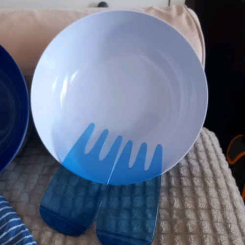 Baci Milano salad bowls and forks set like new