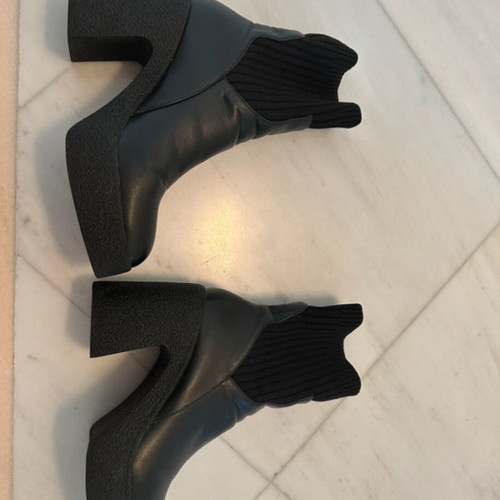 Migato black leather ankle boots with sock and rubber sole size 39 like new