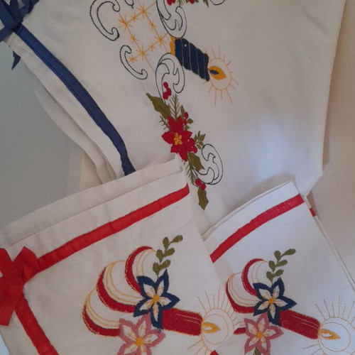 Easter tablecloth set with embroidery and two placemats new