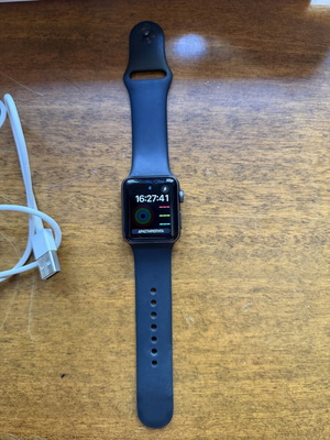 Apple Watch Series 3 μεταχειρισμένο με αυθεντικό κουτί και καινούργιο λουράκι