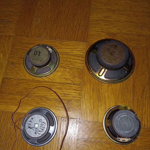Speakers set of 4 used, different sizes and volumes