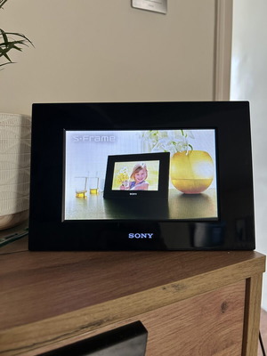 Ψηφιακή κορνίζα Sony με χειριστήριο