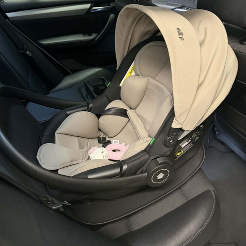 Chipolino Elit stroller like new with car seat and newborn bassinet