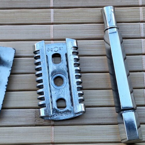 Le Coq Cage Comb razor used
