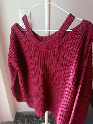 Burgundy sweater with shoulder cutouts like new