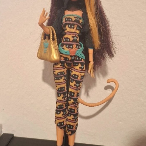 Monster High Cleolei doll from Freaky Fusion line like new
