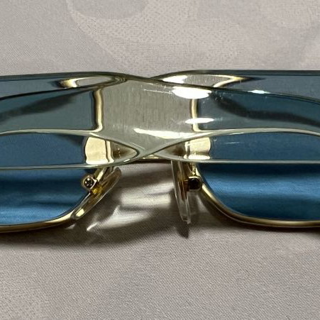 Men's sunglasses used with gold rectangular frame and blue lens
