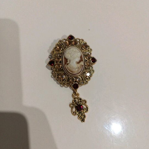 Cameo pin new, gold-colored