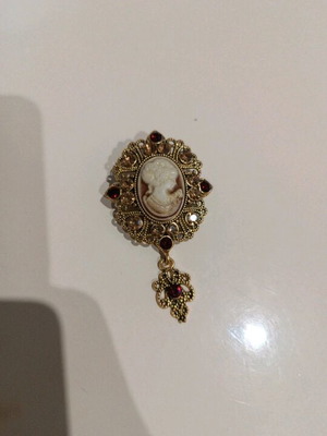 Cameo pin new, gold-colored