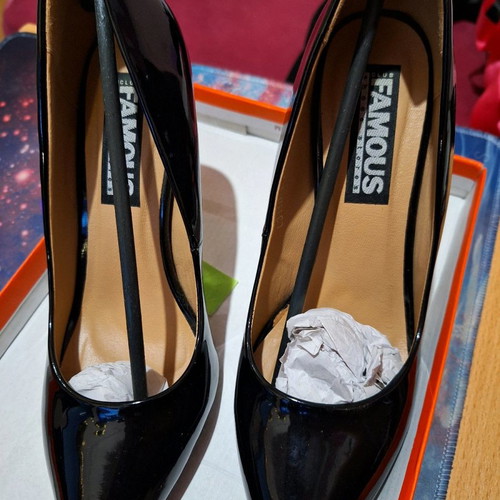FAMOUS black pumps size 38 like new